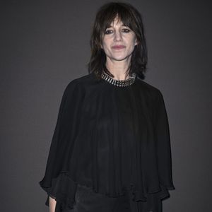 Charlotte Gainsbourg - Photocall du dîner "Women In Motion, Kering", Place de la Castre lors du 78ème Festival International du Film de Cannes le 18 mai 2025. © Olivier Borde/Bestimage