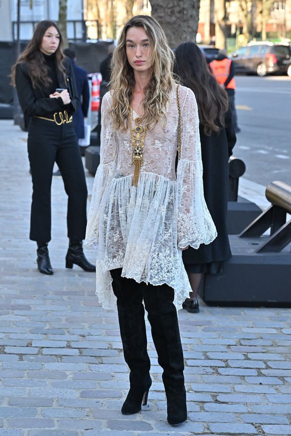 Jenn Du Puy arrive au défilé Chloé pendant la semaine de la mode à Paris, France, le 6 mars 2025. Photo by Julien Reynaud/APS-Medias/ABACAPRESS.COM
