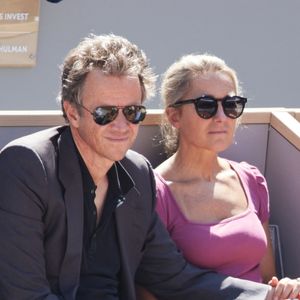 D’ici là, la femme de Arthur Sadoun profite de l’été pour se recentrer sur la culture et son Pays basque natal.

Anne-Sophie Lapix et son mari Arthur Sadoun - Célébrités dans les tribunes des Internationaux de France de tennis de Roland Garros 2024 à Paris le 7 juin 2024.  © Jacovides-Moreau/Bestimage