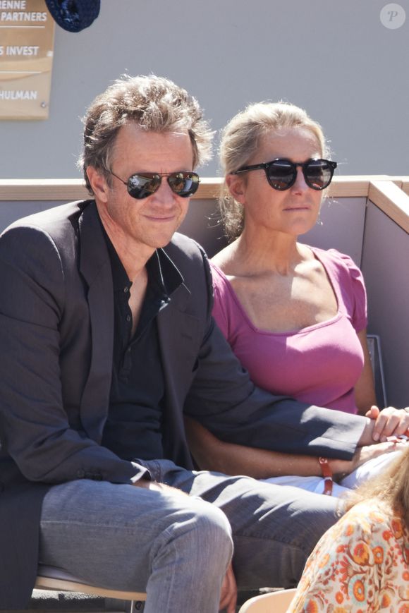 D’ici là, la femme de Arthur Sadoun profite de l’été pour se recentrer sur la culture et son Pays basque natal.

Anne-Sophie Lapix et son mari Arthur Sadoun - Célébrités dans les tribunes des Internationaux de France de tennis de Roland Garros 2024 à Paris le 7 juin 2024.  © Jacovides-Moreau/Bestimage