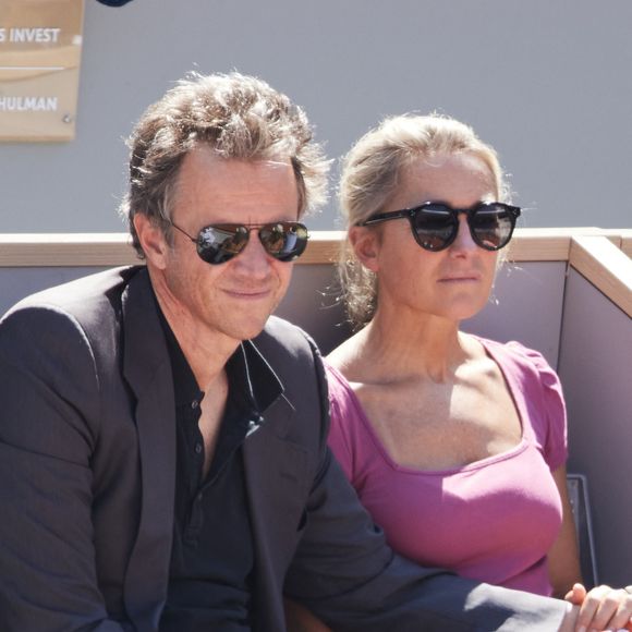 D’ici là, la femme de Arthur Sadoun profite de l’été pour se recentrer sur la culture et son Pays basque natal.

Anne-Sophie Lapix et son mari Arthur Sadoun - Célébrités dans les tribunes des Internationaux de France de tennis de Roland Garros 2024 à Paris le 7 juin 2024.  © Jacovides-Moreau/Bestimage