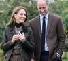 Le prince William, Kate Middleton et leurs trois enfants Louis, George et Charlotte s'apprêtent à emménager 

Catherine, princesse de Galles, et le prince William, prince de Galles, visitent les vergers de Long Meadow lors d'une visite à Long Meadow Cider à Craigavon, en Irlande du Nord. © GoffPhotos/Pool/Bestimage