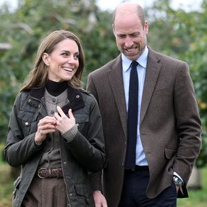 Le prince William, Kate Middleton et leurs trois enfants Louis, George et Charlotte s'apprêtent à emménager 

Catherine, princesse de Galles, et le prince William, prince de Galles, visitent les vergers de Long Meadow lors d'une visite à Long Meadow Cider à Craigavon, en Irlande du Nord. © GoffPhotos/Pool/Bestimage