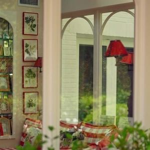 Voici à quoi ressemble la villa blanche de Sylvie Vartan à Los Angeles.