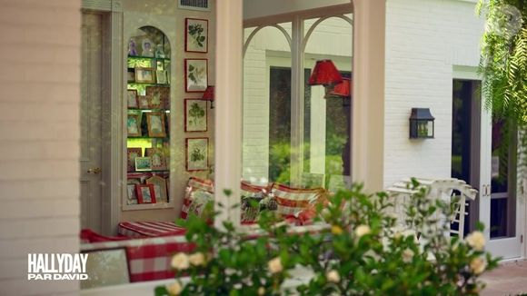 Voici à quoi ressemble la villa blanche de Sylvie Vartan à Los Angeles.