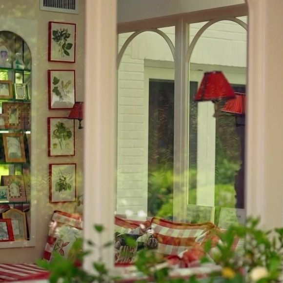Voici à quoi ressemble la villa blanche de Sylvie Vartan à Los Angeles.