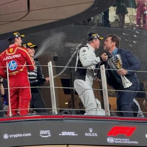 Brad Pitt et Javier Bardem tournent une scène d'un film sur la Formule 1 à Abu Dhabi.