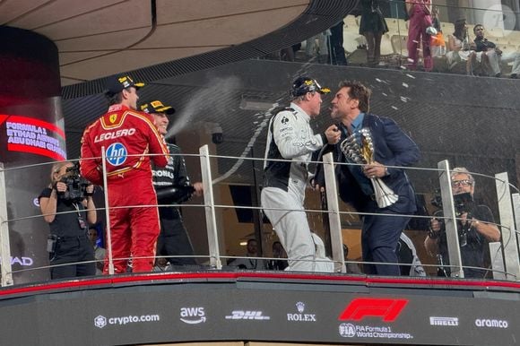 Brad Pitt et Javier Bardem tournent une scène d'un film sur la Formule 1 à Abu Dhabi.