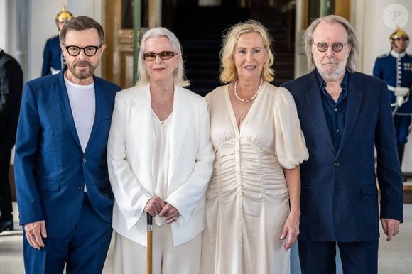 "Tu vas nous manquer" 
Le roi Carl XVI Gustav et la reine Silvia de Suède ont remis les ordres royaux de chevalerie pour des réalisations exceptionnelles au membres du groupe ABBA au Palais royal de Stockholm, Suède, le 31 mai 2024. © Dana Press/Bestimage