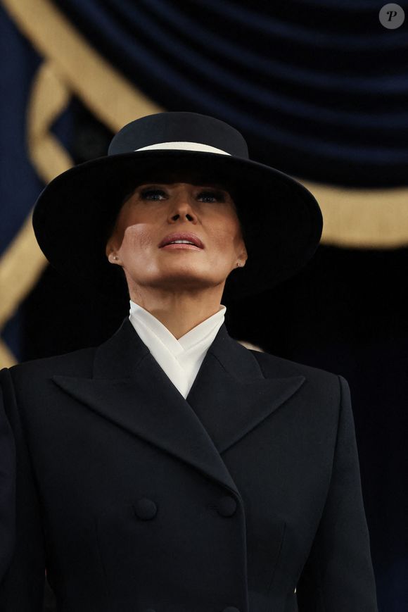 Alors qu'on s'attendait à ce qu'elle opte pour une tenue assez glamour, la Première dame est finalement apparue dans un ensemble marine aux airs austères d'officier.

Melania Trump assiste à l'investiture du président élu Donald Trump dans la rotonde du Capitole le 20 janvier 2025 à Washington, DC. Donald Trump prend ses fonctions pour un second mandat en tant que 47ème président des Etats-Unis. Pool Photo by Chip Somodevilla/UPI/ABACAPRESS.COM