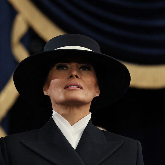 Alors qu'on s'attendait à ce qu'elle opte pour une tenue assez glamour, la Première dame est finalement apparue dans un ensemble marine aux airs austères d'officier.

Melania Trump assiste à l'investiture du président élu Donald Trump dans la rotonde du Capitole le 20 janvier 2025 à Washington, DC. Donald Trump prend ses fonctions pour un second mandat en tant que 47ème président des Etats-Unis. Pool Photo by Chip Somodevilla/UPI/ABACAPRESS.COM
