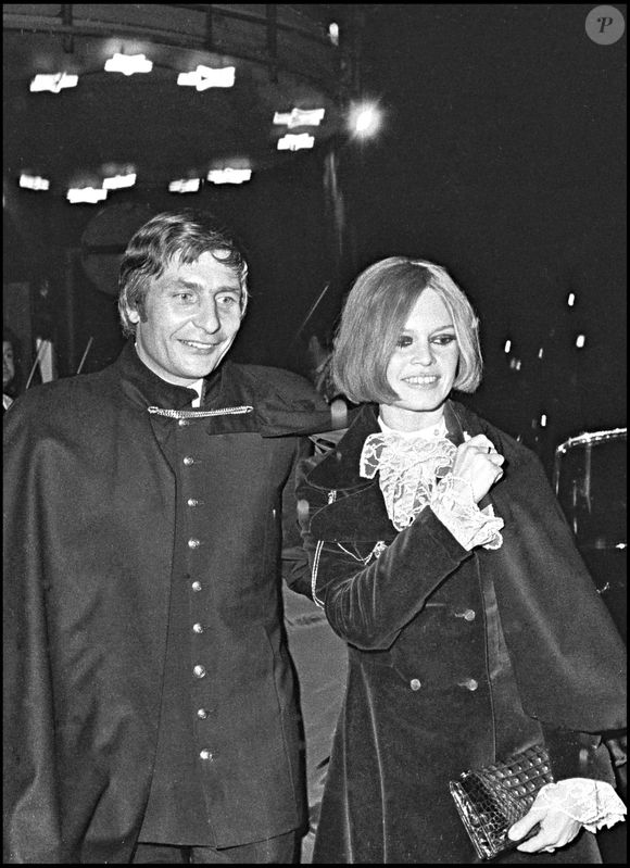 Archives - Brigitte Bardot et Gunter Sachs fêtent leur anniversaire de mariage chez "Raspoutine" à Paris en 1967. DANIEL ANGELI / BESTIMAGE