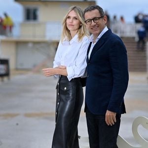 Laurence Arne et Dany Boon assistent au photocall de La Famille Hennedricks lors du 38ème Festival du Film de Cabourg - Quatrième jour le 15 juin 2024 à Cabourg, France. Photo par Franck Castel/ABACAPRESS.COM