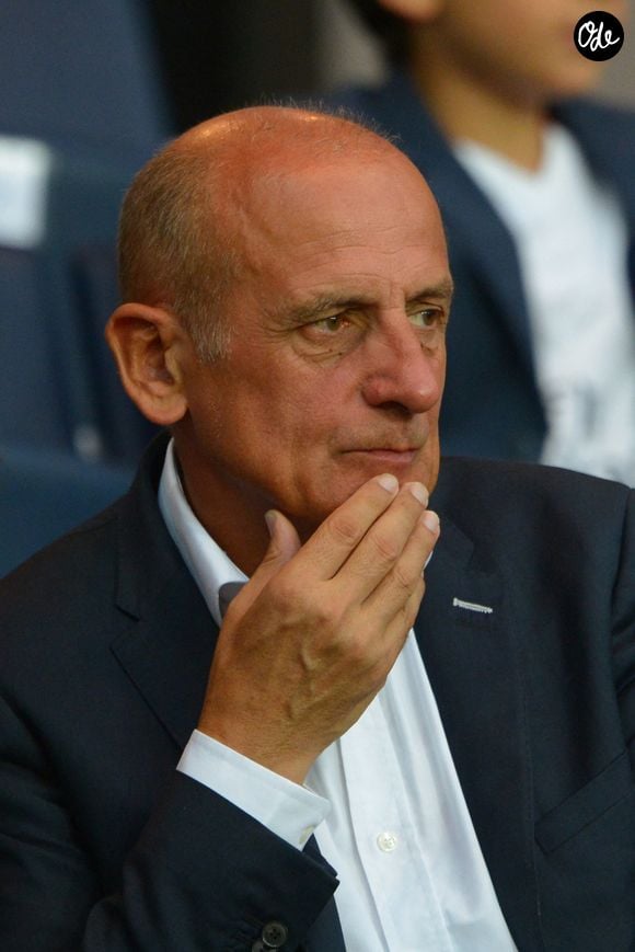 Jean-Michel Apathie assiste au match de football de Ligue 1 opposant le Paris Saint-Germain à Ajaccio au Parc des Princes à Paris, en France, le 16 août 2015. Le PSG s'est imposé 2-0. Photo : Henri Szwarc/ABACAPRESS.COM