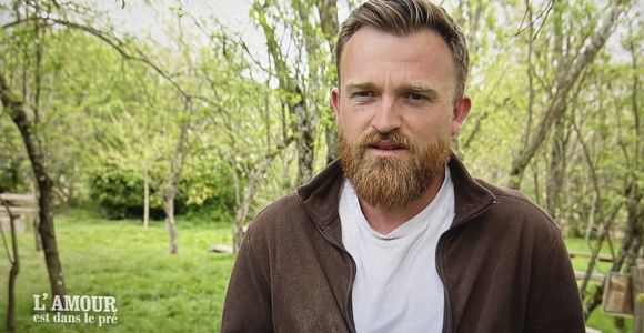 Mais bonne nouvelle, depuis le tournage du bilan, Jean-Baptiste a trouvé chaussure à son pied. Il est aujourd'hui en couple avec Nicolas, âgé de 40 ans.

Jean-Baptiste fait son choix dans "L'amour est dans le pré"