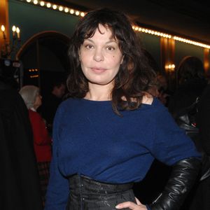 L'actrice Isabelle Mergault pose pour des photos lors de la conférence de presse hiver-printemps des théâtres privés parisiens, qui s'est tenue au music-hall des Folies Bergères à Paris, France, le 10 janvier 2008. Photo Nicolas Khayat/Abaca