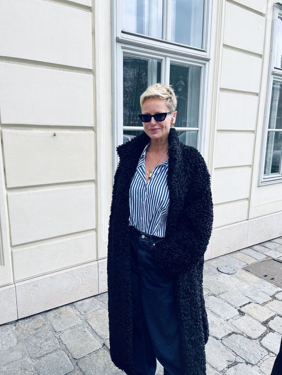Elle souligne qu'elle n'a "rien à prouver à qui que ce soit" et parle d'un choix capillaire lié à la « liberté". 


Adriana KAREMBEU, arrivée à l'hôtel Le Méridien pour le bal de l'Opéra 2026 à Vienne, Autriche, le 12 février 2026. 

Photo : Action Press / Bestimage