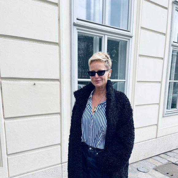 Elle souligne qu'elle n'a "rien à prouver à qui que ce soit" et parle d'un choix capillaire lié à la « liberté". 


Adriana KAREMBEU, arrivée à l'hôtel Le Méridien pour le bal de l'Opéra 2026 à Vienne, Autriche, le 12 février 2026. 

Photo : Action Press / Bestimage