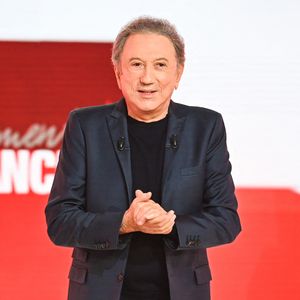 Michel Drucker n'est jamais très loin des studios de télévision. Lorsqu'il s'absente, c'est pour se ressourcer pleinement dans sa maison du Sud de la France.

Exclusif - Michel Drucker - Enregistrement de l'émission "Vivement Dimanche" au Studio Gabriel à Paris, présentée par M.Drucker sur France 3
© Guillaume Gaffiot / Bestimage