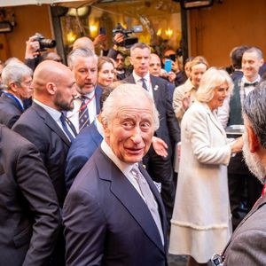 Le roi Charles III d'Angleterre et Camilla Parker Bowles, reine consort d'Angleterre, lors d'un bain de foule dans les rues de Rome, le 9 avril 2025. Le couple royal britannique est en voyage officiel de quatre jours en Italie.Zuma Press / Bestimage