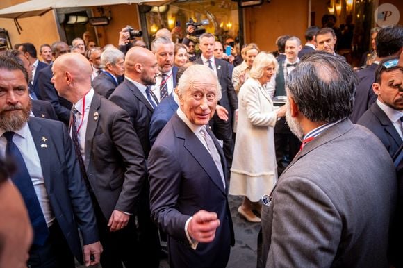 Le roi Charles III d'Angleterre et Camilla Parker Bowles, reine consort d'Angleterre, lors d'un bain de foule dans les rues de Rome, le 9 avril 2025. Le couple royal britannique est en voyage officiel de quatre jours en Italie.Zuma Press / Bestimage