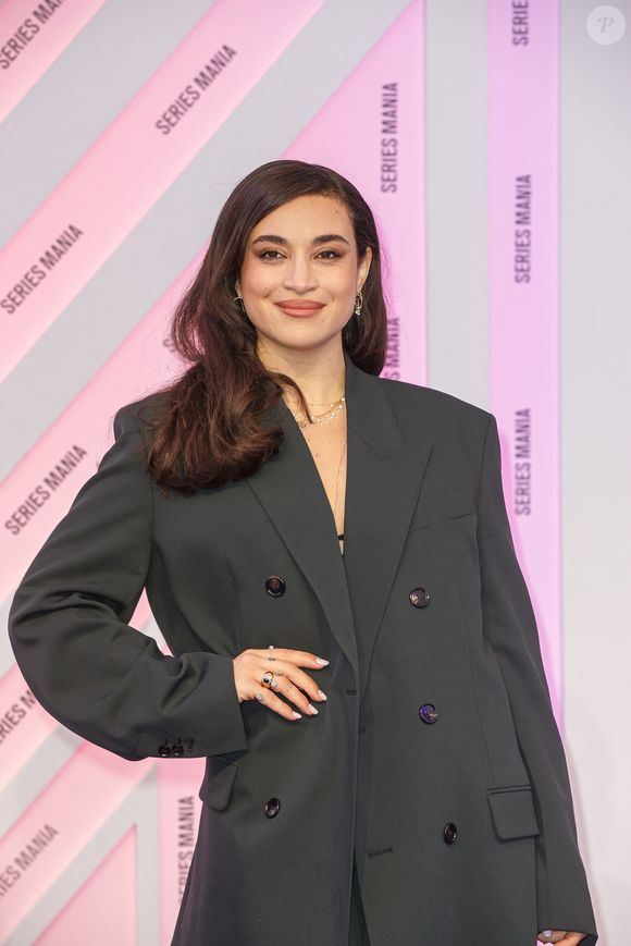 La comédienne portait une tenue qui laissait entrevoir ses sous-vêtements en dentelle

Camélia Jordana au photocall de la cérémonie de clôture du festival Series Mania à Lille le 28 mars 2025.
© Stéphane Vansteenkiste / Bestimage
