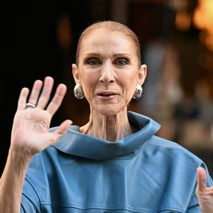 À quelques jours seulement de son retour sur scène, Céline Dion en compagnie de ses fans devant son hôtel, le Royal Monceau à Paris, en France, le 6 septembre 2026. © Lionel Urman/Bestimage