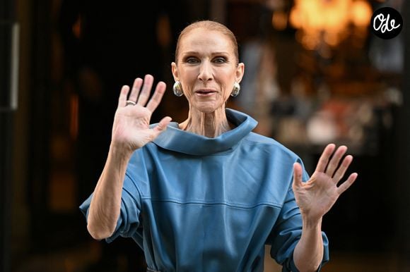 À quelques jours seulement de son retour sur scène, Céline Dion en compagnie de ses fans devant son hôtel, le Royal Monceau à Paris, en France, le 6 septembre 2026. © Lionel Urman/Bestimage