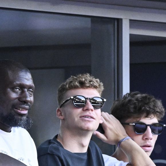 Léon Marchand et son frére Oscar - Les célébrités assistent aux épreuves d'athlétisme lors des Jeux Olympiques de Paris2024 (JO), le 8 août 2024. 
© Perusseau-Jacovides / Bestimage