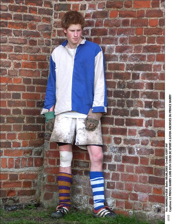 Le Prince Harry pendant le Wall Game à Eton College en mars 2003 entre une équipe de l'école et une équipe de Old Boys. Cette photo fait partie d'une série de photos publiées avant que le Prince ne termine ses études à Eton. GOFF INF / BESTIMAGE
