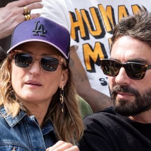 Camille Cottin et son compagnon Benjamin Mahon en tribunes lors de la finale messieurs des Internationaux de France de Tennis de Roland Garros 2025 à Paris, le 8 juin 2025. 

© Cyril Moreau/Bestimage