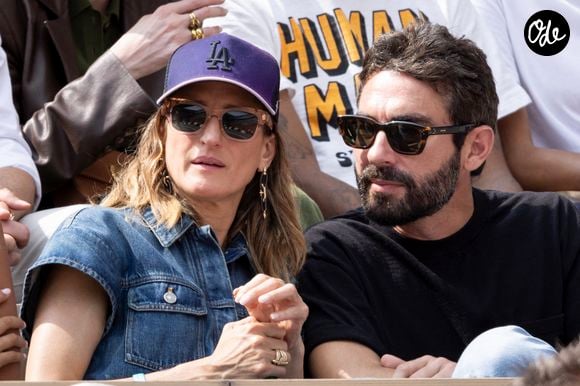Camille Cottin et son compagnon Benjamin Mahon en tribunes lors de la finale messieurs des Internationaux de France de Tennis de Roland Garros 2025 à Paris, le 8 juin 2025. 

© Cyril Moreau/Bestimage