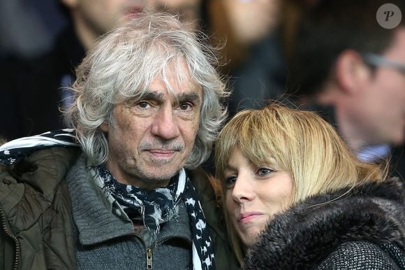 Louis Bertignac et sa compagne Laetitia - People au match de coupe de la ligue entre le PSG et Toulouse au Parc des Princes à Paris le 27 janvier 2016. © Cyril Moreau/Bestimage
