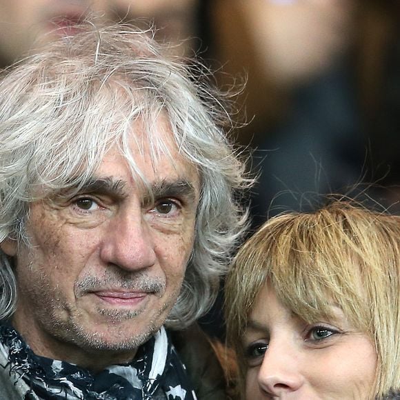 Louis Bertignac et sa compagne Laetitia - People au match de coupe de la ligue entre le PSG et Toulouse au Parc des Princes à Paris le 27 janvier 2016. © Cyril Moreau/Bestimage