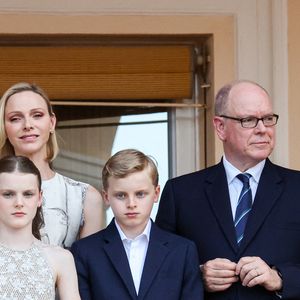 Charlène portait une robe chemise Mikado de la marque Max Mara. Sa fille Gabriella avait misé sur un modèle en soie de Brunello Cucinelli. Deux looks à 1605 euros !

Le prince Albert II de Monaco, la princesse Charlène de Monaco, le prince héréditaire Jacques de Monaco, marquis des Baux, la princesse Gabriella de Monaco, comtesse de Carladès au balcon du Palais princier lors de la célébration de la fête de la Saint Jean sur la Place du Palais princier de Monaco, le 23 juin 2026. La Saint Jean est à l'origine une fête païenne puis chrétienne. Pour les païens, c'était une fête qui célébrait les moissons. Une fois christianisée, cette fête est devenue celle du solstice d'été et donc la fête de la lumière. © Claudia Albuquerque/Bestimage