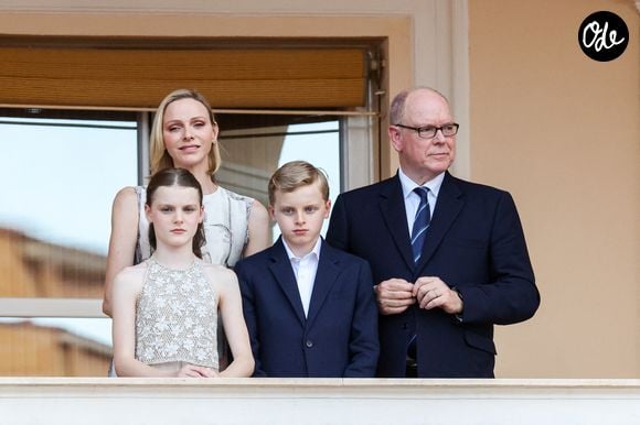 Charlène portait une robe chemise Mikado de la marque Max Mara. Sa fille Gabriella avait misé sur un modèle en soie de Brunello Cucinelli. Deux looks à 1605 euros !

Le prince Albert II de Monaco, la princesse Charlène de Monaco, le prince héréditaire Jacques de Monaco, marquis des Baux, la princesse Gabriella de Monaco, comtesse de Carladès au balcon du Palais princier lors de la célébration de la fête de la Saint Jean sur la Place du Palais princier de Monaco, le 23 juin 2026. La Saint Jean est à l'origine une fête païenne puis chrétienne. Pour les païens, c'était une fête qui célébrait les moissons. Une fois christianisée, cette fête est devenue celle du solstice d'été et donc la fête de la lumière. © Claudia Albuquerque/Bestimage