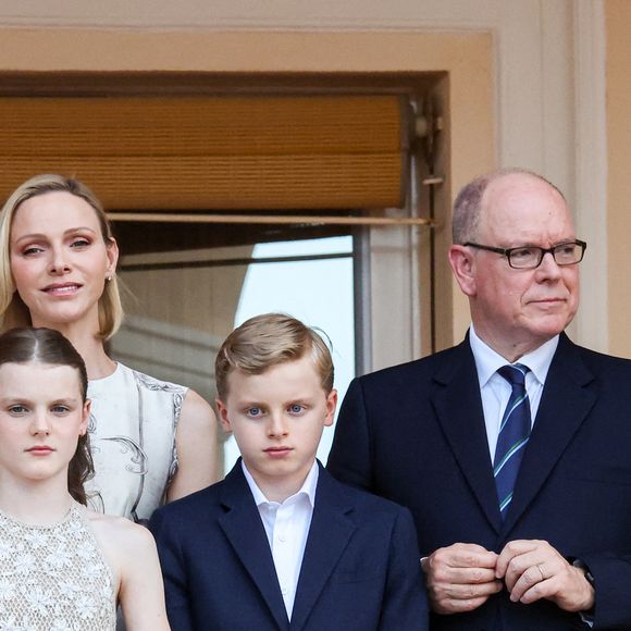 Charlène portait une robe chemise Mikado de la marque Max Mara. Sa fille Gabriella avait misé sur un modèle en soie de Brunello Cucinelli. Deux looks à 1605 euros !

Le prince Albert II de Monaco, la princesse Charlène de Monaco, le prince héréditaire Jacques de Monaco, marquis des Baux, la princesse Gabriella de Monaco, comtesse de Carladès au balcon du Palais princier lors de la célébration de la fête de la Saint Jean sur la Place du Palais princier de Monaco, le 23 juin 2026. La Saint Jean est à l'origine une fête païenne puis chrétienne. Pour les païens, c'était une fête qui célébrait les moissons. Une fois christianisée, cette fête est devenue celle du solstice d'été et donc la fête de la lumière. © Claudia Albuquerque/Bestimage