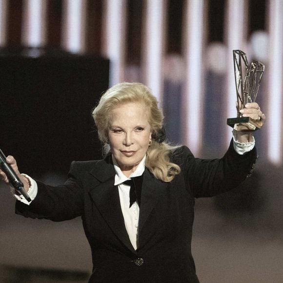 Sylvie Vartan sur scène reçoit un prix d'honneur de David Hallyday lors des 40èmes Victoires De La Musique à La Seine Musicale le 14 février 2025 à Boulogne-Billancourt, France. Photo by David NIVIERE/ABACAPRESS.COM