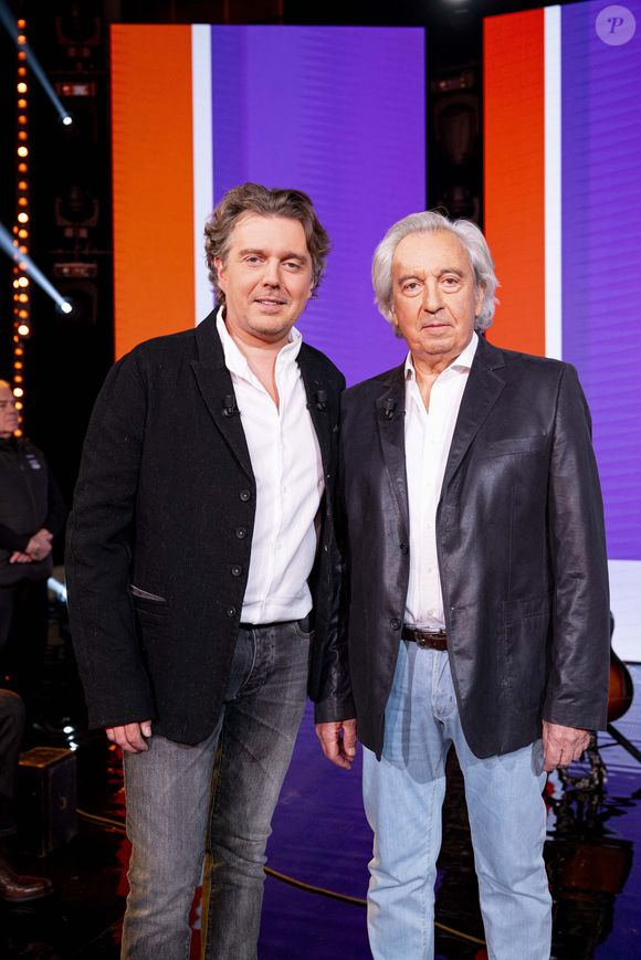 Exclusif - Yves Wiczorek et Alex Vizorek en backstage de l'enregistrement de l'émission "Famille je vous aime" présentée par M.Drucker et qui sera diffusée le 29 décembre sur France 3, au studio Rive gauche, à Paris, France, le 2 décembre 2025. © Gaffiot-Perusseau/Bestimage