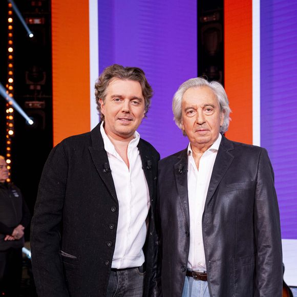 Exclusif - Yves Wiczorek et Alex Vizorek en backstage de l'enregistrement de l'émission "Famille je vous aime" présentée par M.Drucker et qui sera diffusée le 29 décembre sur France 3, au studio Rive gauche, à Paris, France, le 2 décembre 2025. © Gaffiot-Perusseau/Bestimage