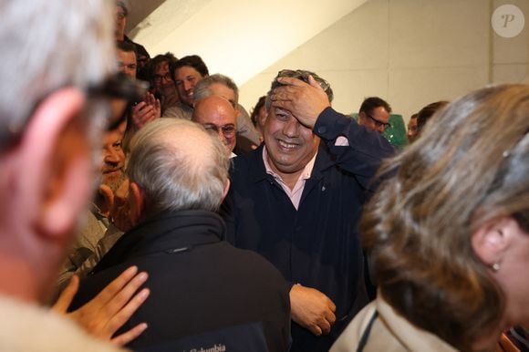 Surnommé le "Pelé du rugby", l’ancien arrière, joueur du XV de France de 67 ans, a été élu, dimanche 22 mars, maire de Biarritz au second tour face à la maire sortante, Maider Arosteguy. 

La légende du rugby français, Serge Blanco s'impose aux élections municipales 2026 à Biarritz, France, le 22 mars 2026. © Jean-Marc Lhomer/Bestimage