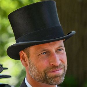 Cet échange spontané illustre la capacité du prince William à rester naturel et proche du public malgré son statut royal.

BGUK_3275120 – Ascot, ROYAUME-UNI – Arrivées royales lors de la deuxième journée du Royal Ascot à l'hippodrome d'Ascot.

Sur la photo : William, prince de Galles.