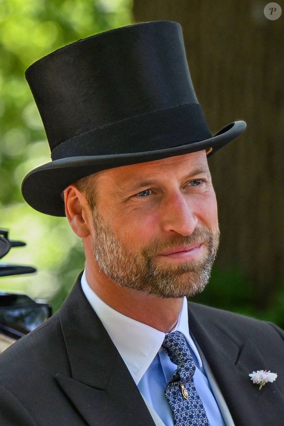Cet échange spontané illustre la capacité du prince William à rester naturel et proche du public malgré son statut royal.

BGUK_3275120 – Ascot, ROYAUME-UNI – Arrivées royales lors de la deuxième journée du Royal Ascot à l'hippodrome d'Ascot.

Sur la photo : William, prince de Galles.
