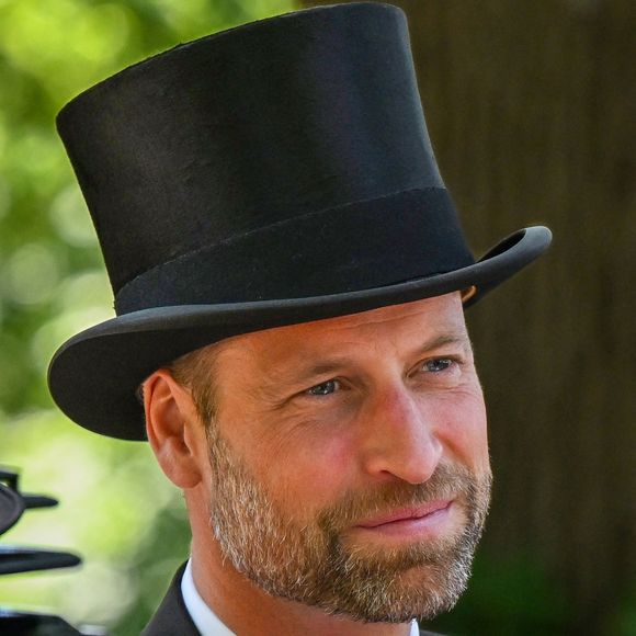 Cet échange spontané illustre la capacité du prince William à rester naturel et proche du public malgré son statut royal.

BGUK_3275120 – Ascot, ROYAUME-UNI – Arrivées royales lors de la deuxième journée du Royal Ascot à l'hippodrome d'Ascot.

Sur la photo : William, prince de Galles.