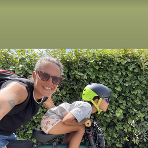 Ce mardi 15 juillet, la nageuse a partagé des photos et vidéos de ses trajets à vélo avec le plus jeune (Sacha, 4 ans) avec une amusante légende : "On peut même partir pour le Tour de France". 

Laure Manaudou dévoile des photos à vélo avec son fils Sasha ce mardi 15 juillet 2025 sur son compte Instagram