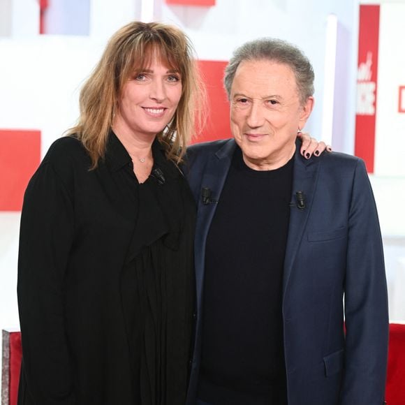 "C'est plus qu'un lien. Je considère que Yleng, c'est ma fille. J'ai deux filles", a expliqué celui qui est aussi le père adoptif de Stéfanie Jarre.

Exclusif - Stéfanie Jarre et Michel Drucker - Enregistrement de l'émission Vivement dimanche au studio Rive Gauche, présentée par M.Drucker, diffusée le 07 septembre 2025 sur France 3.  © Guillaume Gaffiot / Bestimage