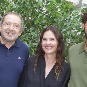La comédienne estime que son métier lui permet de profiter de ses enfants et qu'elle ne pourrait pas concevoir sa vie sans eux.
Patrick Timsit, Virginie Ledoyen et Victor Belmondo - Photocall de la série "Le Rouge et le Noir" lors de la 19ème édition du festival du film francophone d'Angoulême, le 25 août 2026.
© Coadic Guirec / Bestimage