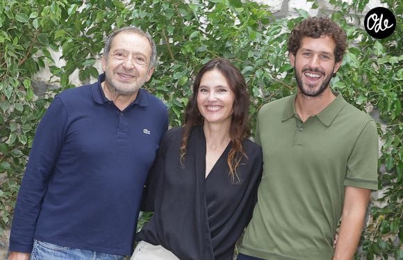La comédienne estime que son métier lui permet de profiter de ses enfants et qu'elle ne pourrait pas concevoir sa vie sans eux.

Patrick Timsit, Virginie Ledoyen et Victor Belmondo - Photocall de la série "Le Rouge et le Noir" lors de la 19ème édition du festival du film francophone d'Angoulême, le 25 août 2026.

© Coadic Guirec / Bestimage