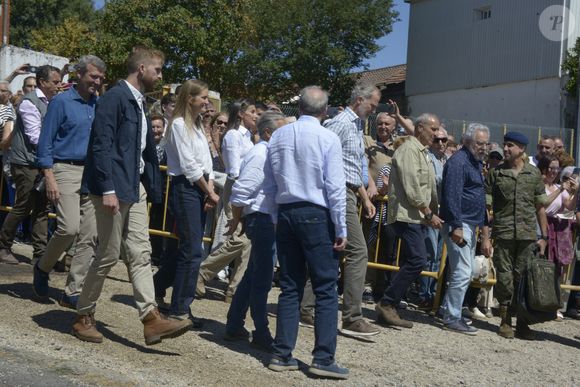 Le roi Felipe VI et la reine Letizia saluent leurs voisins lors d'une visite à Ourense, le 28 août 2025, à Ourense, en Galice, en Espagne. Le roi et la reine d'Espagne effectuent aujourd'hui une visite officielle dans différentes parties de la province d'Ourense, la région la plus touchée par la récente vague d'incendies de forêt. L'objectif de cette visite est de constater de visu l'étendue des dégâts, d'écouter les demandes des habitants et de transmettre un message de soutien et de solidarité. La journée débutera au centre de coordination du district forestier XIV, à Verín, et se terminera par une visite à l'école publique de Medeiros. © Rosa Veiga/Europa Press/Bestimage