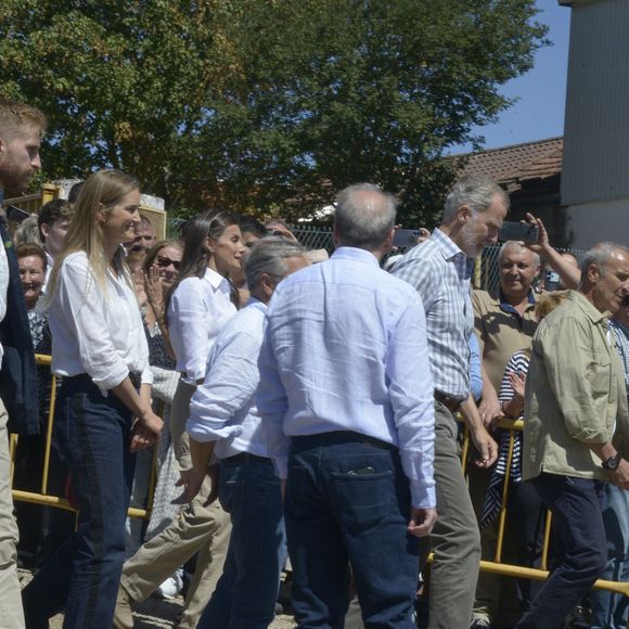 Le roi Felipe VI et la reine Letizia saluent leurs voisins lors d'une visite à Ourense, le 28 août 2025, à Ourense, en Galice, en Espagne. Le roi et la reine d'Espagne effectuent aujourd'hui une visite officielle dans différentes parties de la province d'Ourense, la région la plus touchée par la récente vague d'incendies de forêt. L'objectif de cette visite est de constater de visu l'étendue des dégâts, d'écouter les demandes des habitants et de transmettre un message de soutien et de solidarité. La journée débutera au centre de coordination du district forestier XIV, à Verín, et se terminera par une visite à l'école publique de Medeiros. © Rosa Veiga/Europa Press/Bestimage